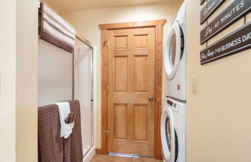 Simon's Treetop Cabin - 2 BDR in Popular Resort - Foto 45