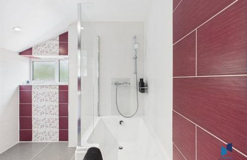 Modern 4BR House, Spacious, Garden, Free Parking - Foto 25