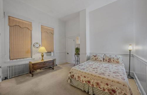 The Manor - Historic Mansion, Wifi, Covered Porch, Screen Porch, King Bed, Walk to Spas, Shops & Restaurants - Foto 19