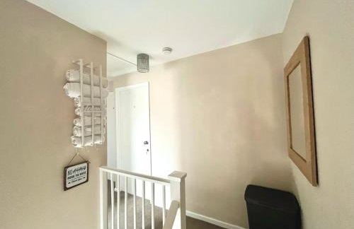 Clicketts - 3-Bedroom, Full Entire House, Sleeps 6 guests, Free wifi, Street Parking, Smart TV, Basildon, Essex London - Foto 15