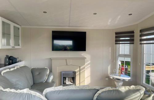 Riverside Lodge, with Hot tub on The River Severn - Photo 3