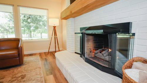 Riverfront Beauty with Pickle Ball Court - Foto 5