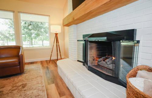 Riverfront Beauty with Pickle Ball Court - Foto 5