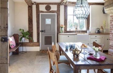 Farmhouse in Suffolk with wild swimming & hot tub - Photo 6