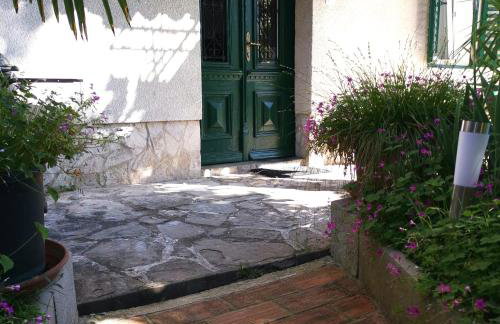 Secret Garden Apartment with private parking space - Photo 23