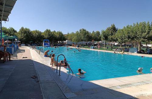 LAS CABAÑAS DEL LAGO más pase piscina las 2 columnas Del 1 junio 2026 al 30 agosto 2026 - Foto 5