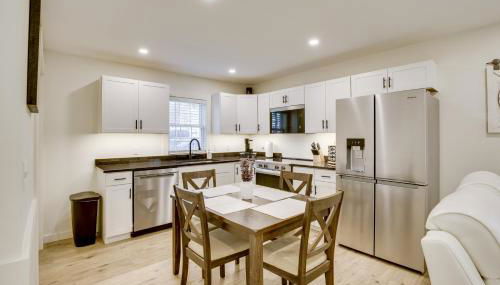 Wooded Retreat with Pet-Friendly Yard in Standish - Foto 2