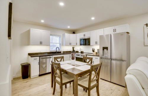 Wooded Retreat with Pet-Friendly Yard in Standish - Foto 2