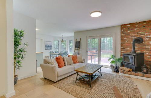 Charming Swan Lake Apartment with Deck! - Foto 5