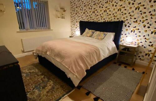 Luxury 4-5 Bed Home with Games Room and Balcony - Foto 17