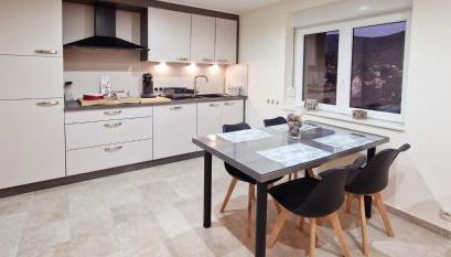 Gîte moderne et calme avec local séparé pour skis et vélos - Foto 3, stove