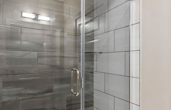 Cozy 1BR King Suite Close to Downtown w Fast Wifi - Foto 24