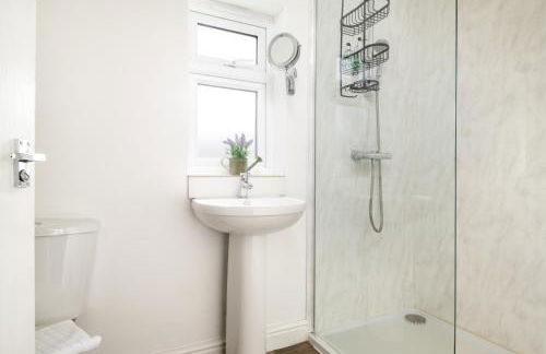 Dreamwood Retreat - Woodland Retreat with Private Hot Tub - Photo 14