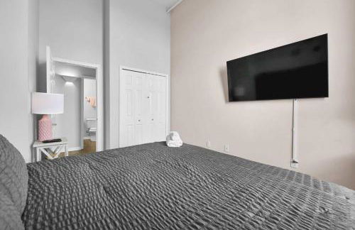 Pink playhouse sq near Progressive field & CSU - Photo 22