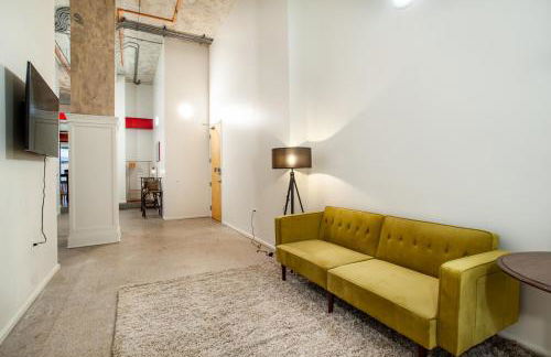 Historic Downtown Loft with Modern Flare - Foto 26
