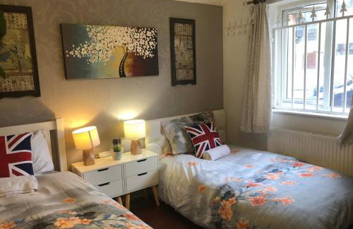 Cheerful 4 bedroom house with garden free parking - Photo 31