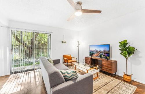 Heart of SoCo 2BR and 1BR King Suites with Free Parking, Pool, and Laundry Center - Foto 39