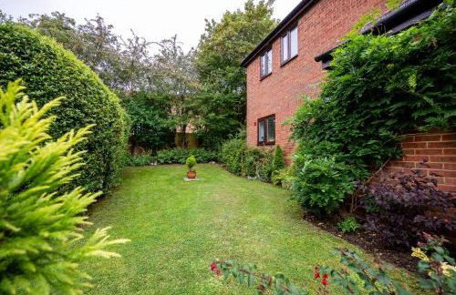 Splendid House Great Location to WAVE Surf & South West Water Park - Super Garden By STAE-Homes - Foto 34