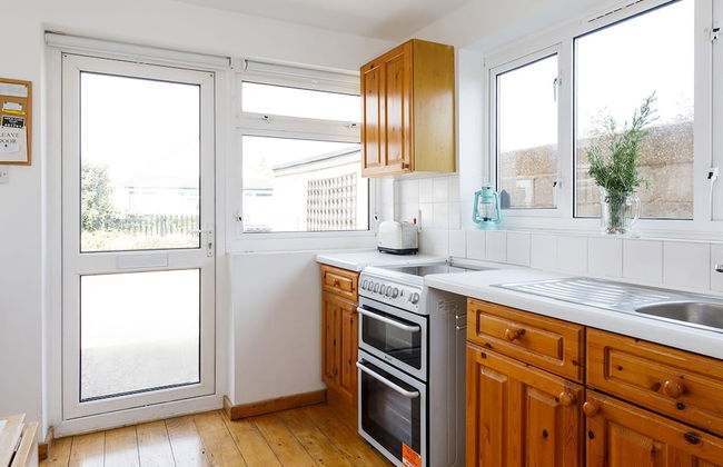 Sunny Seafront Chalet - Sleeps 6 - Photo 7