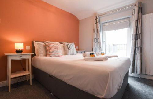 Air Maison - Family Home with Off-Road Parking - Photo 20