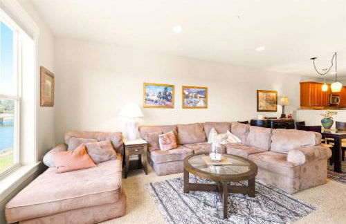 Seaside Waterfront condo walking to downtown and beach - Foto 20