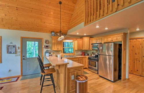 Andrews Cabin with Game Room and Covered Porch! - Foto 8