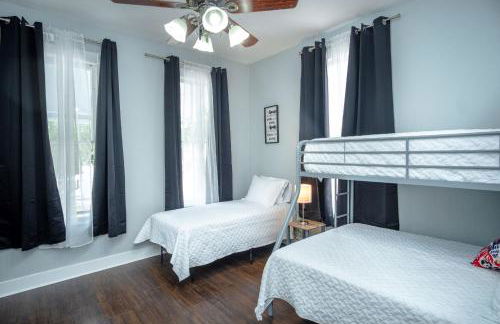 Stunning 2br/1ba Historic Pad Few Steps Downtown - Photo 24