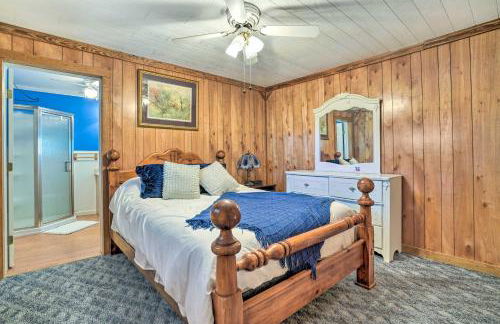 Charming Ingram Home with Yard and Furnished Patio! - Foto 13