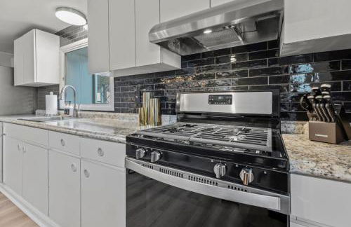 Walk to the Beach - Modern Home with FirePit and Bikes - Foto 53