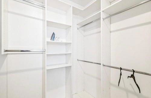 Tropical Desert Oasis Phoenix 5BR 3Bath with Outdoor Tiki Bar & BBQ - Photo 16