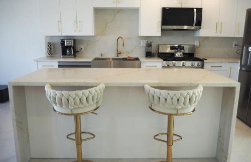 Luxury 3BR, 2BA Newly Renovated with Huge Backyard - Photo 17