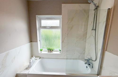 Spacious 3BDR House in New Malden with FREE Parking and Garden near Kingston upon Thames, Wimbledon & Raynes Park by NourNest Apartments - Foto 32