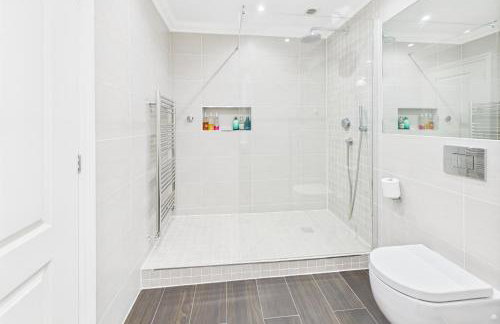 3 beds Luxury Family Home with Self-Check in & Direct Train to London - Foto 8