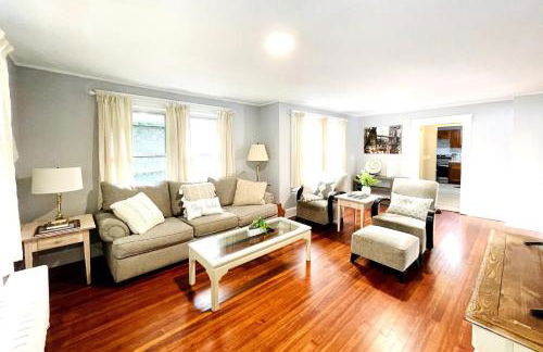Modern Home off I-95 Perfect for Families & Business Stay with Ample Parking - Foto 1