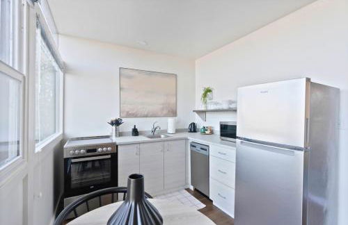 Midcentury Stay w Free Parking - Foto 8