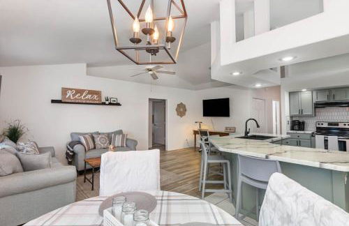 Spacious Luxury Pool Home Oasis - 8mi to Airport - Foto 20