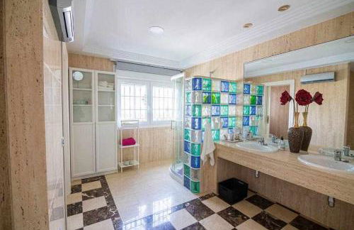 lujosa villa en Alhaurin de la Torre 7 dormitorios - Photo 28