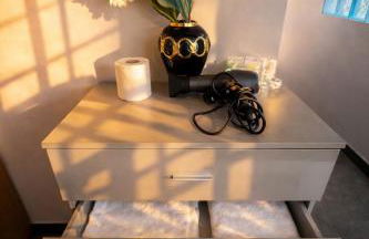 Central Apt With Balcony - Walk to Bars & Stations - Foto 16