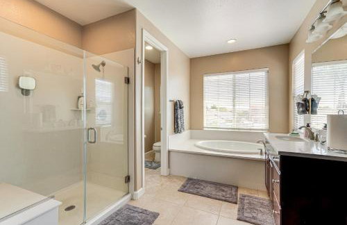 4 Mi to The Streets of Brentwood Home with Fire Pit - Foto 16