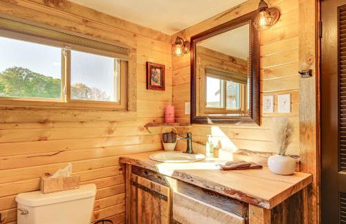 Pellston Farmhouse with Snowmobile Trail Access! - Foto 16