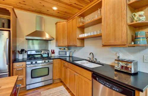 Spacious Georgia Escape with Fireplace, Deck and Grill - Foto 7