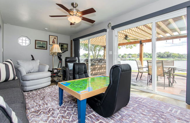 Waterfront 5 BR w/ Hot Tub Sleeps 13! - Foto 27