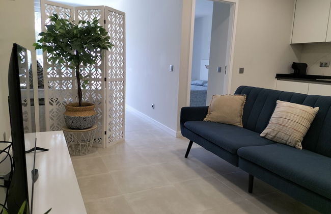 Amazing Green Tower 3 Castle Flat With Balcony - Photo 10