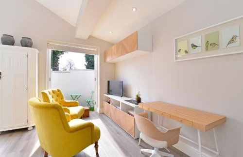 1 bedroom flat in centre of Odiham- free parking - Photo 10