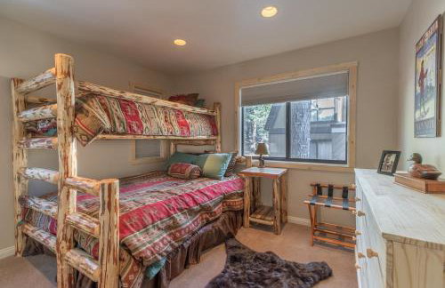 Mammoth Basecamp Condo with Views near Village with AC and Fireplace - Foto 10