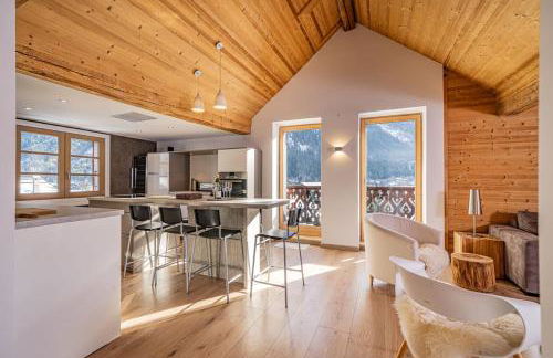 Toits des Pècles Top-Floor Alpine Apartment with Stunning Mont-Blanc View - Photo 1