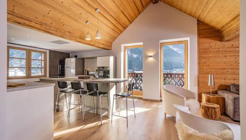 Toits des Pècles Top-Floor Alpine Apartment with Stunning Mont-Blanc View - Photo 1