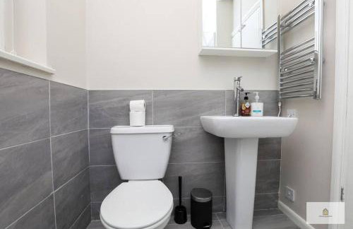 Modern 4-Bedroom 2-Bathroom with Off Road Parking in Great Sankey by Amazing Spaces Relocations Ltd - Foto 9