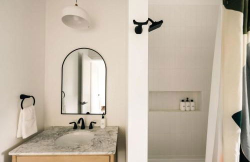 Colorful Sunnyside Escape - Walk to Dining & Parks - Foto 46