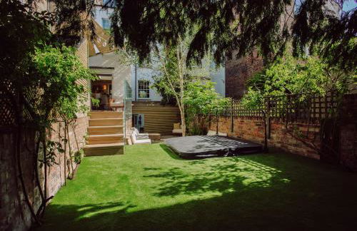 Town Centre Oasis with Two Hot Tubs - Photo 4